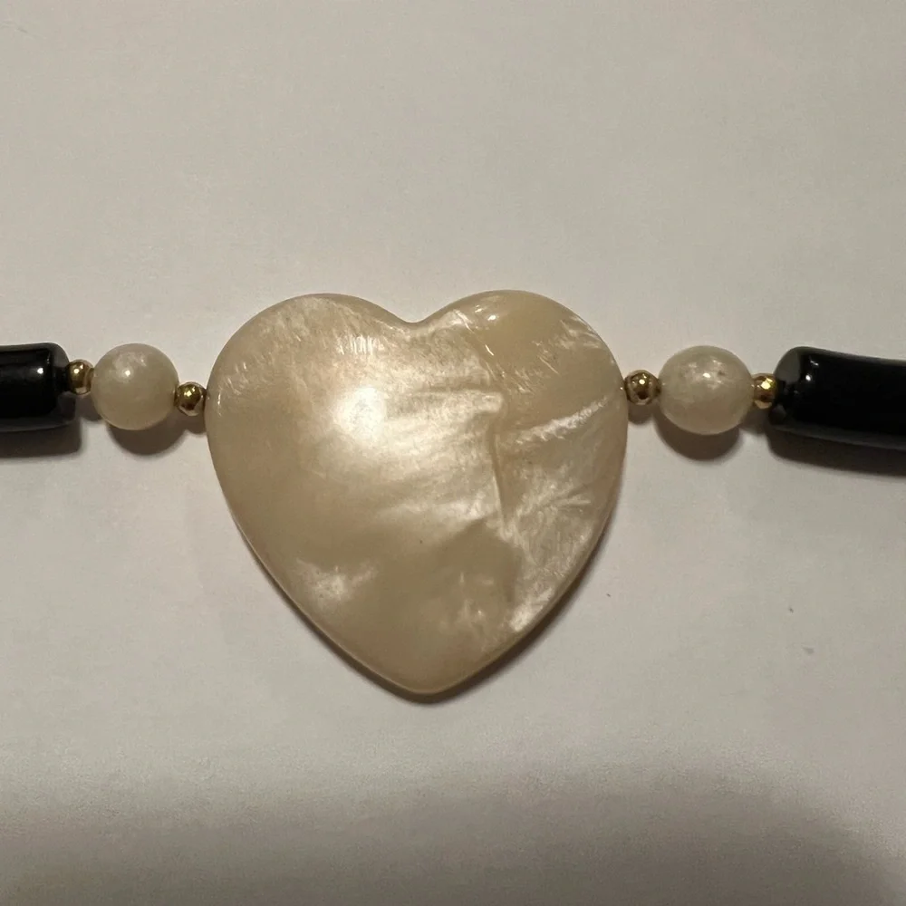 Vintage glowy lucite heart necklace - Picture 3 of 3